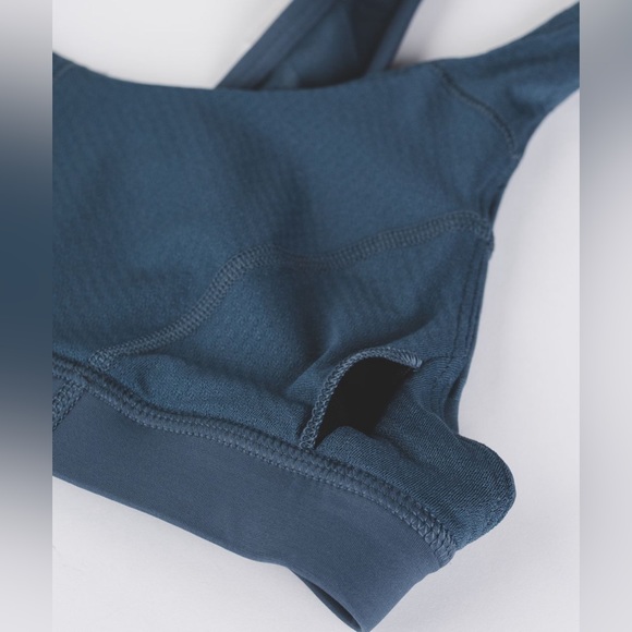 🔥Lululemon Hot Like Agni Bra in Astro Blue, Size 4 - Picture 3 of 8